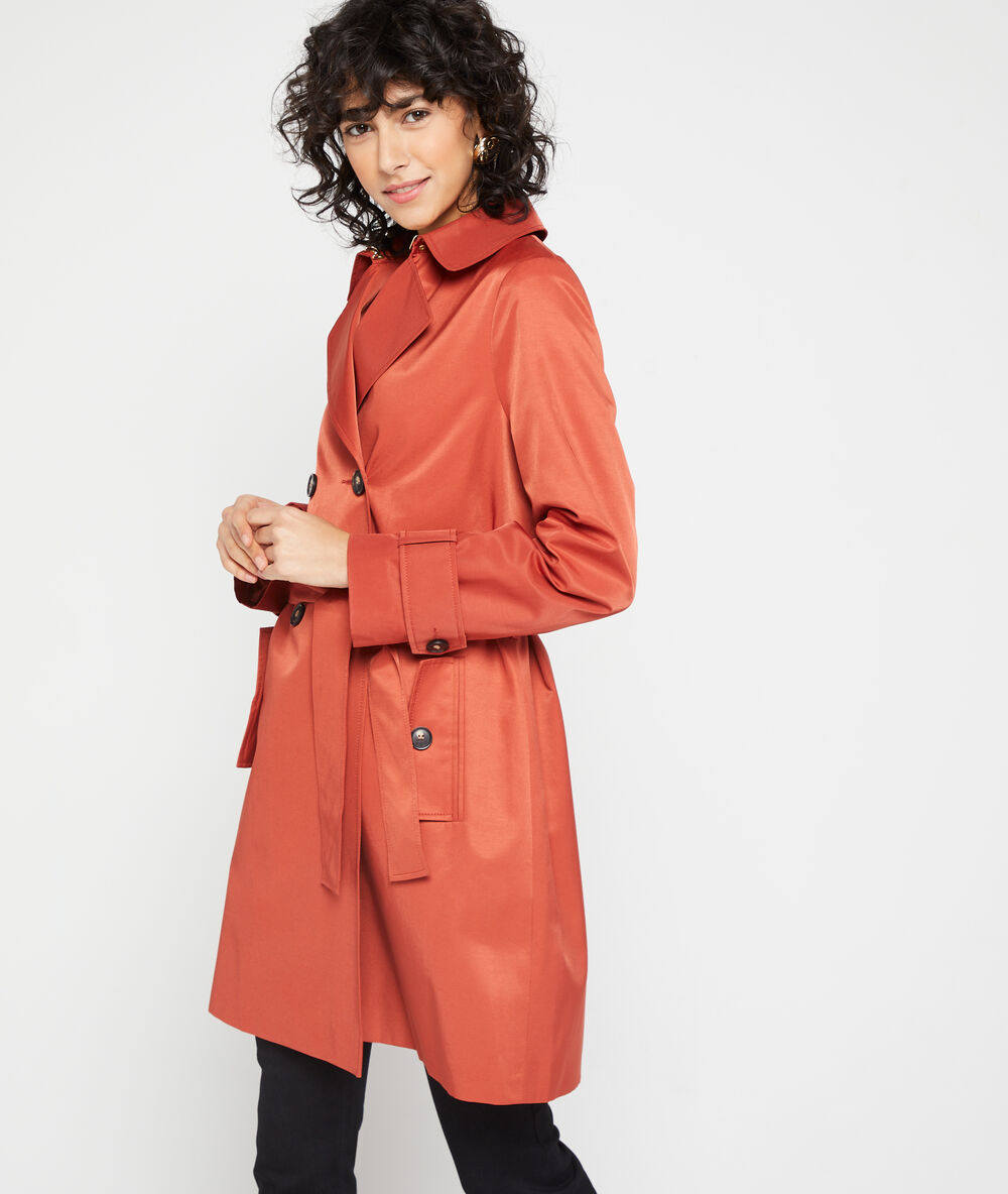 Trench con cinturón rojo.