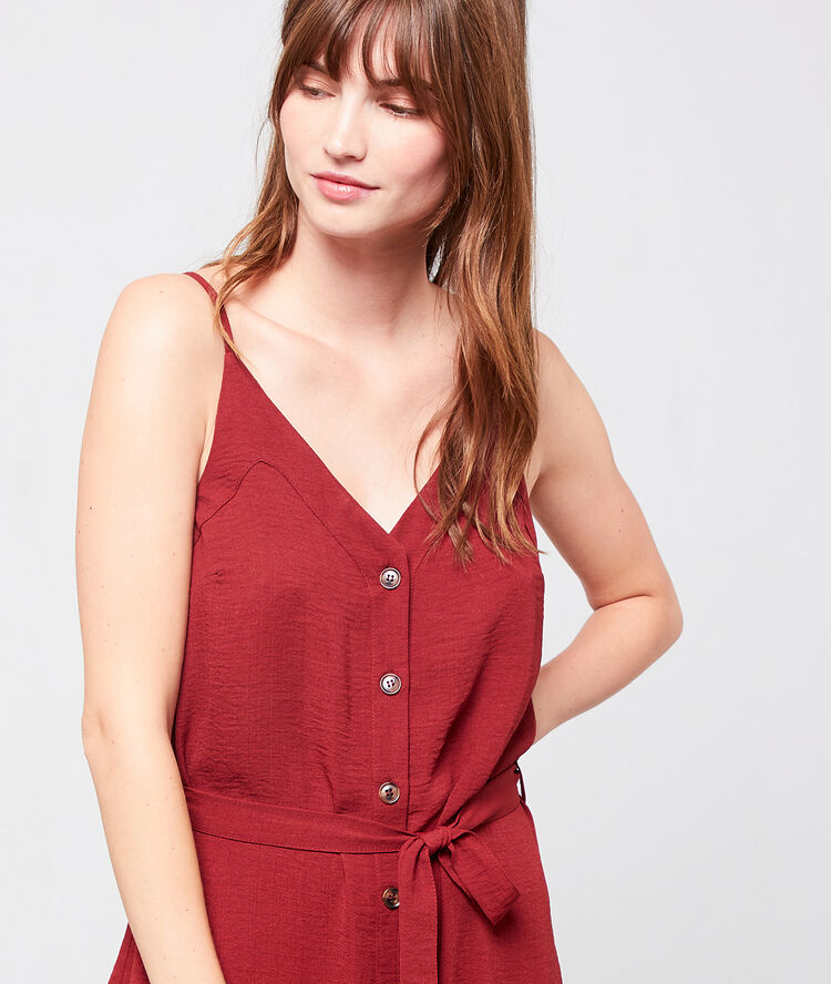 Vestido vaporoso abotonado y con cinturón burdeos.