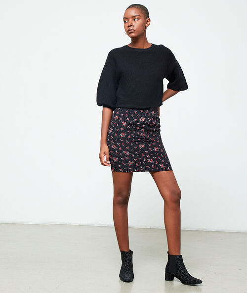 Falda recta estampado floral negro.
