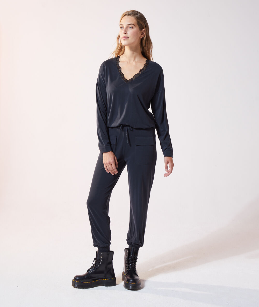 Camiseta escotada con motivos de encaje negro.