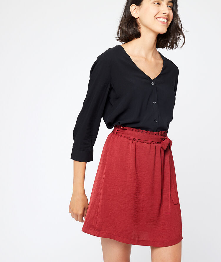 Blusa cuello en v abotonada negro.