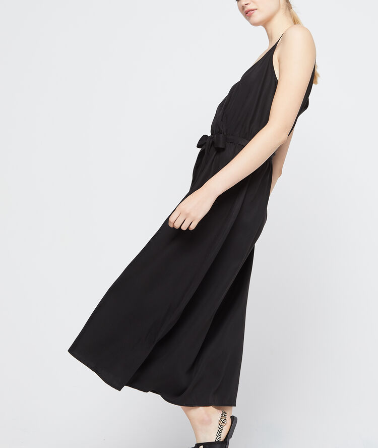 Vestido largo cruzado de tencel negro.