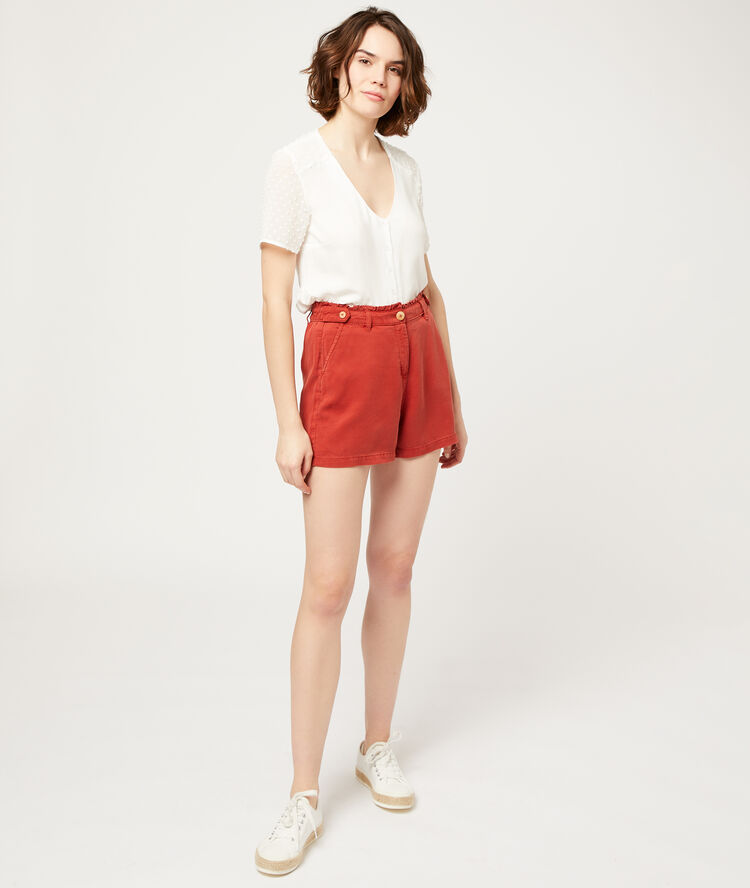 Pantalón corto con pinzas rojo teja.