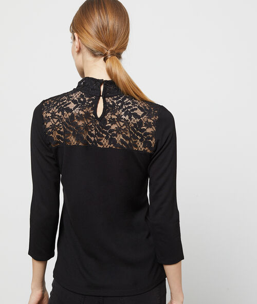 Top de guipur y cuello anudado negro.