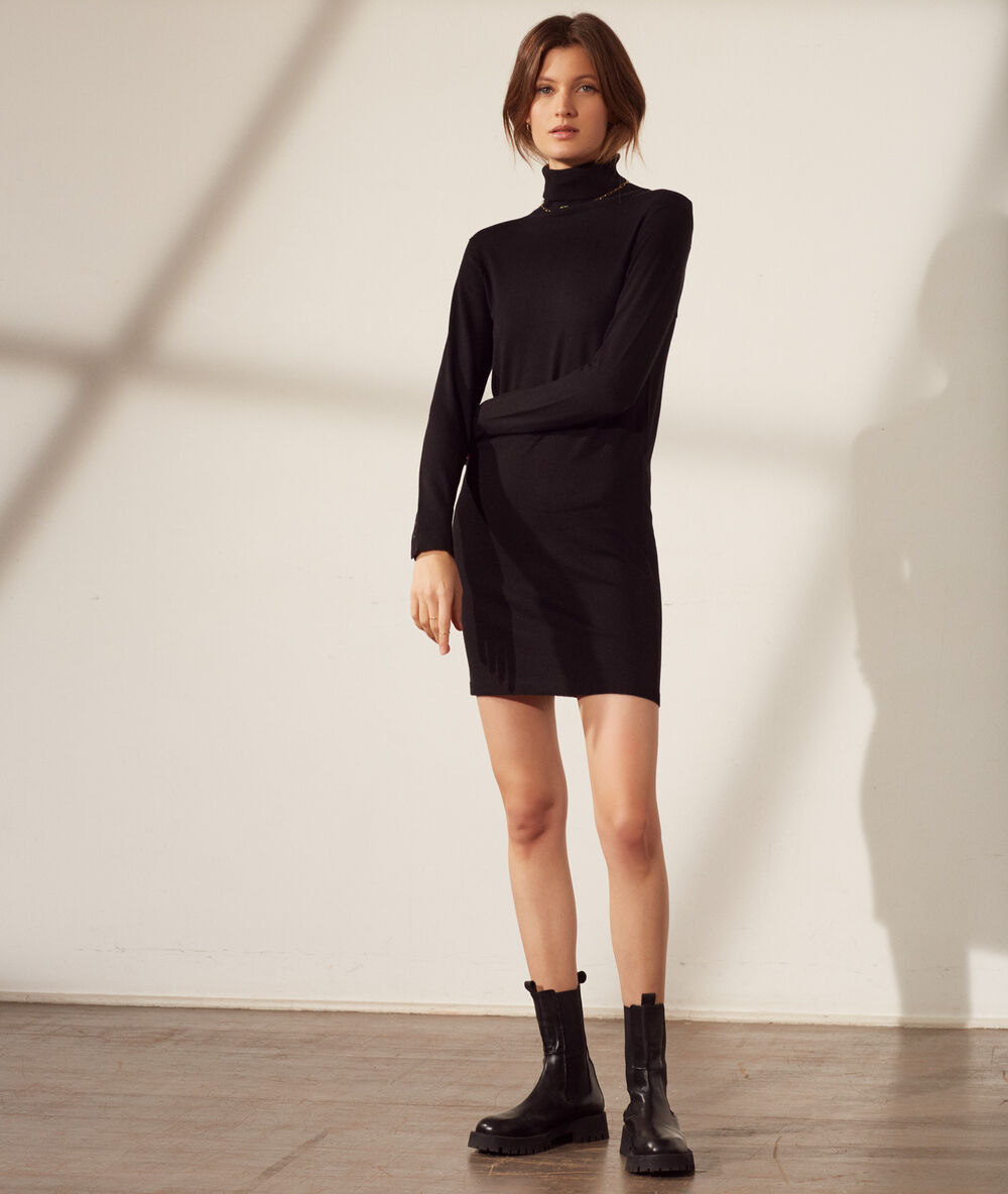 Vestido de punto, cuello alto negro.