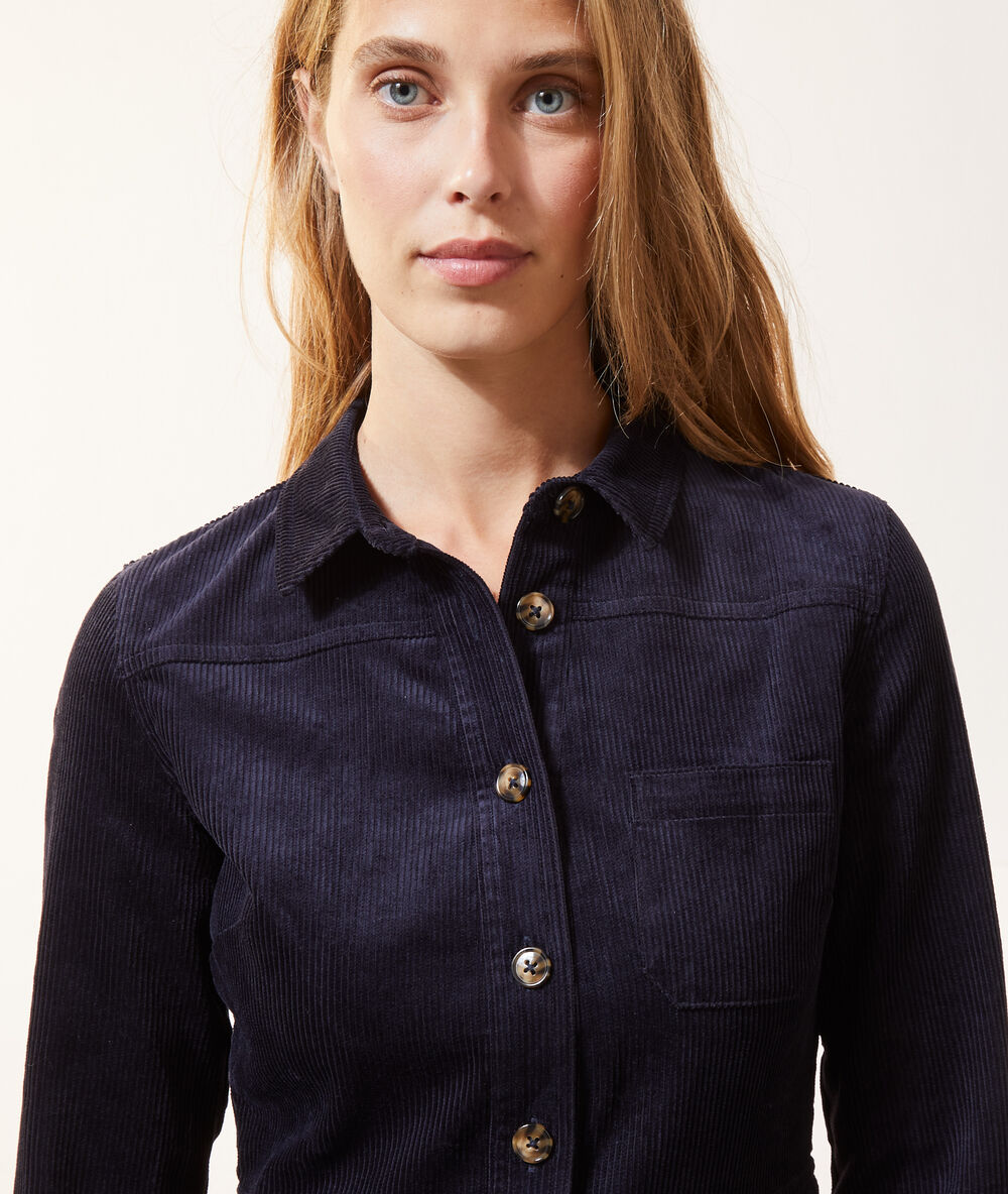 Robe en velours côtelé, boutonnée marine.