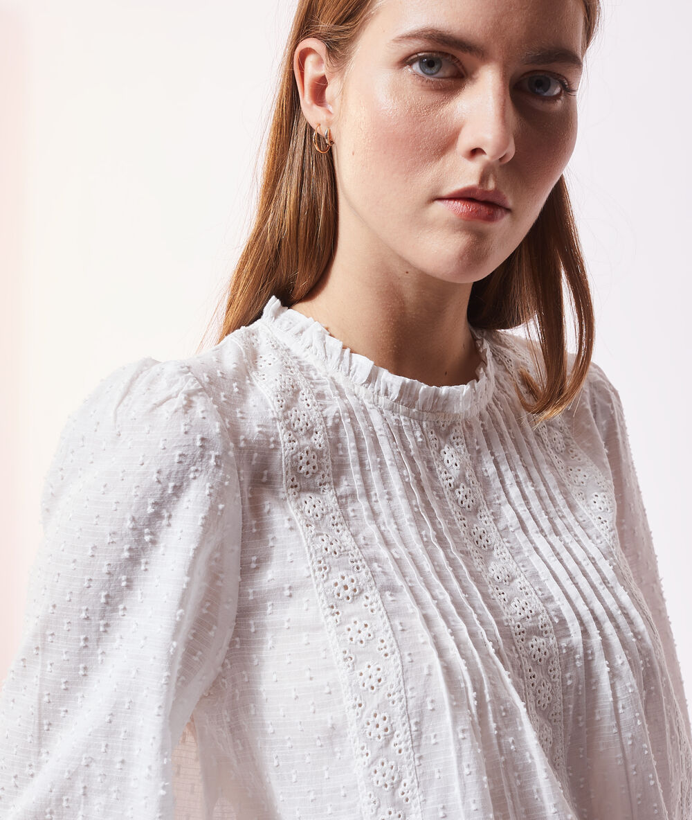 Blouse en dentelle à manches longues ecru.