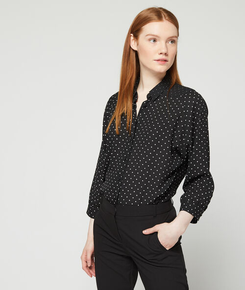 Camisa de lunares negro.
