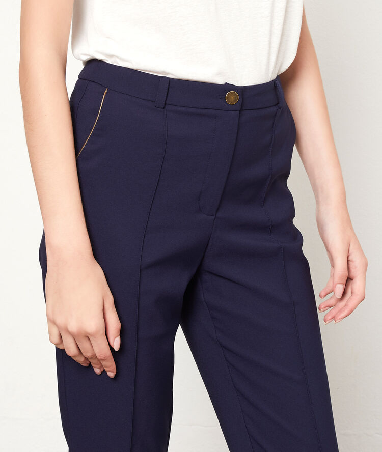 Pantalón corte zanahoria azul marino.
