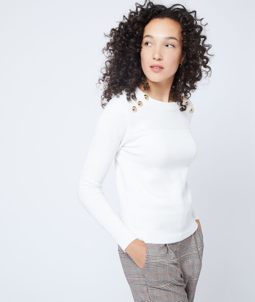 Su&eacute;ter con botones de punto fino crudo.