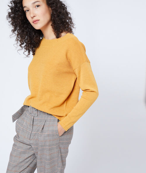 Su&eacute;ter acanalado de cuello de barco c.ocre.