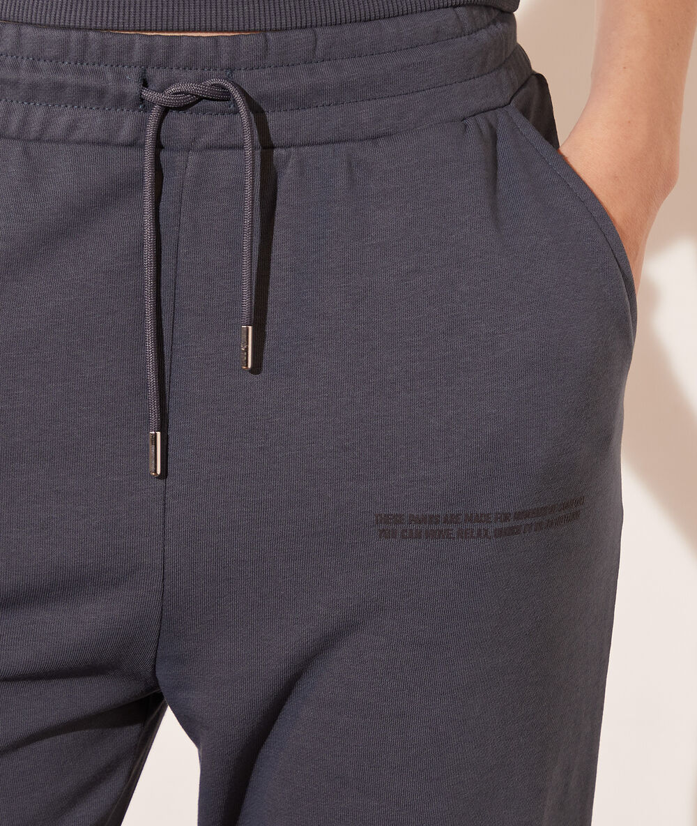 Pantalón jogger azul gris.