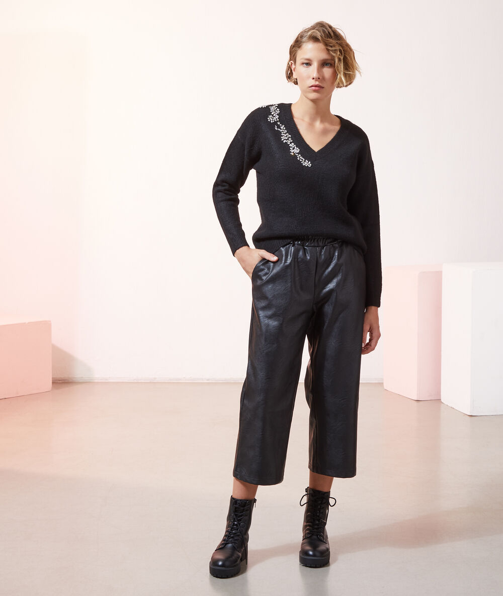 Pull en maille à strass noir.