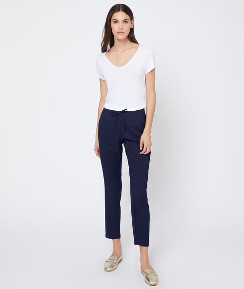 Pantalón alto con cinturón azul.