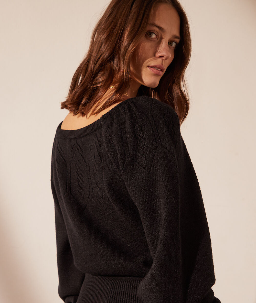 Jersey cuello barco, punto calado negro.