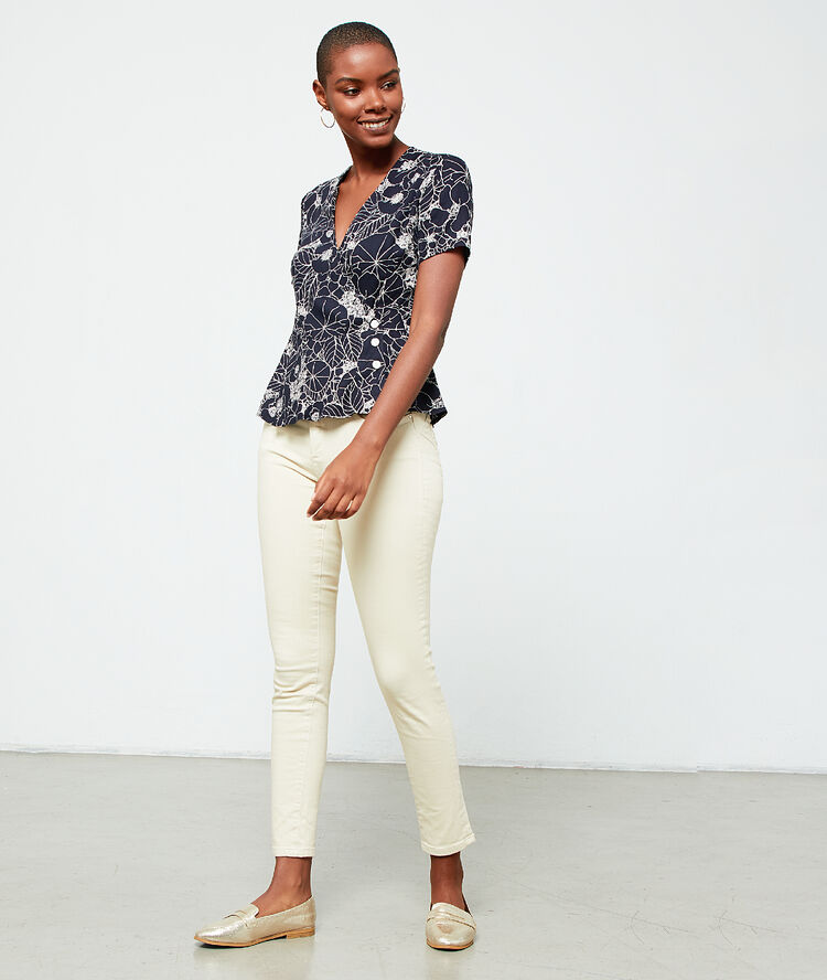 Blusa cruzada estampado floral negro.
