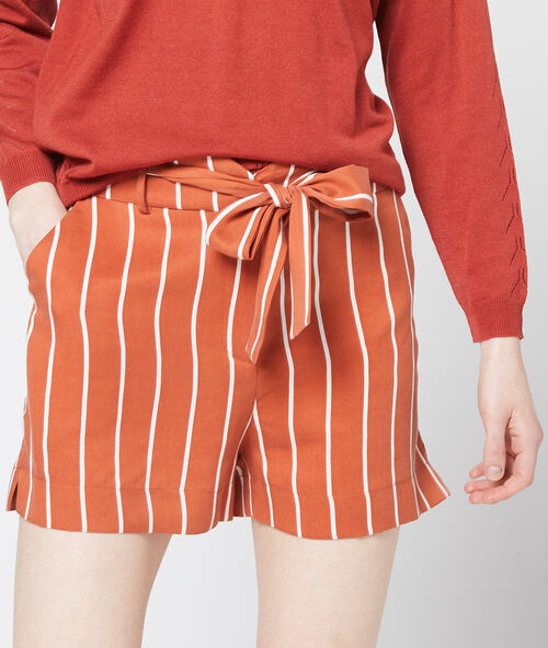 Short a rayas en tencel naranja.