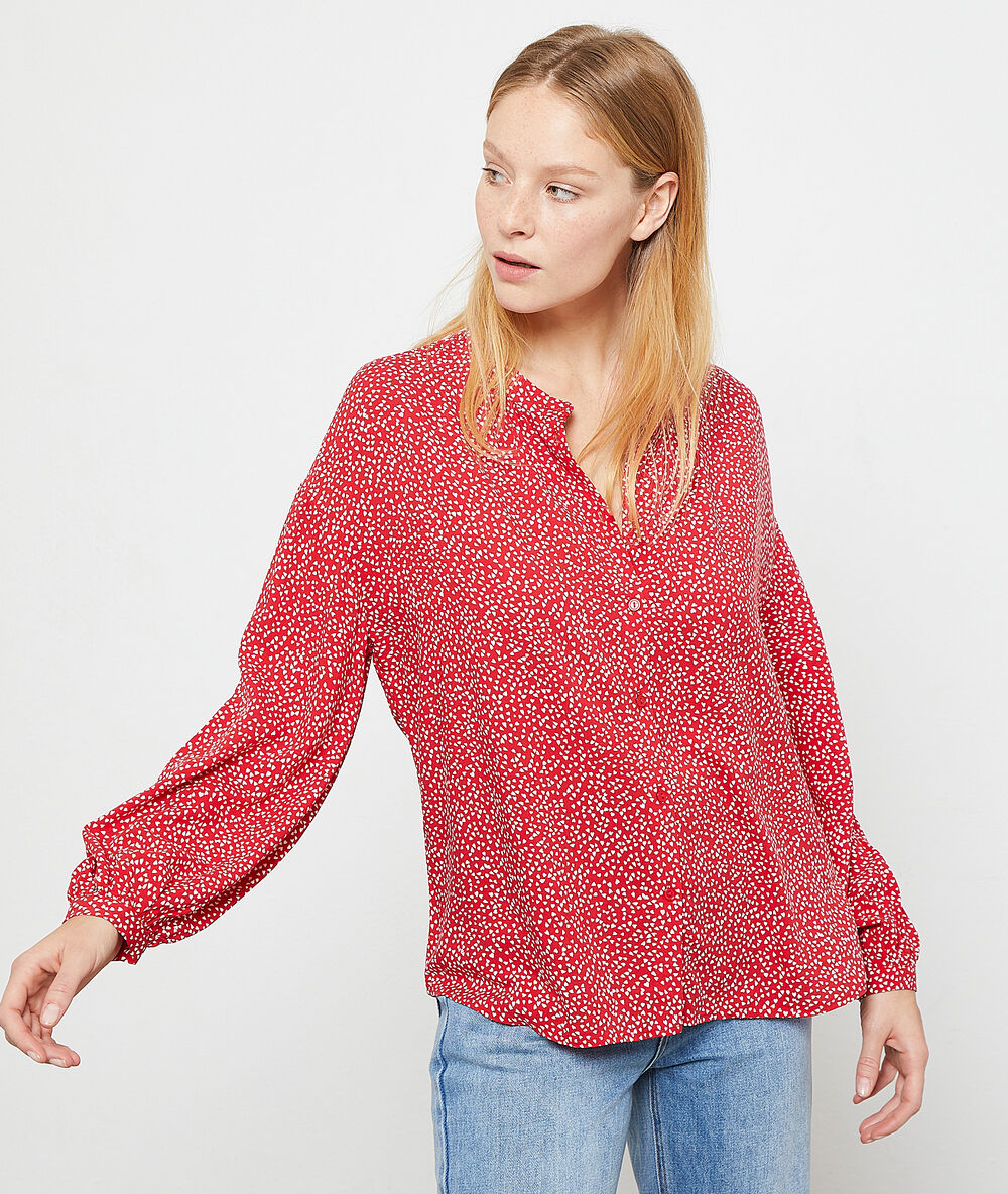 Blusa con estampado de corazones carmín.