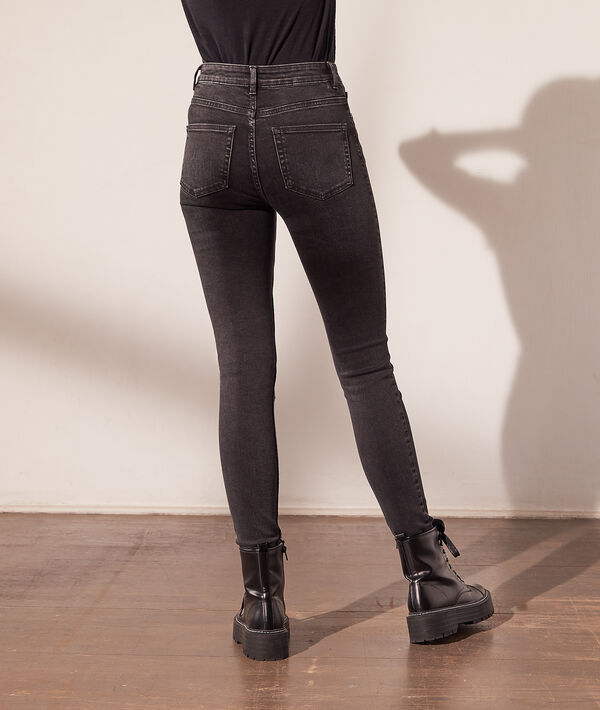 Pantalón vaquero estrecho Pantalón vaquero estrecho