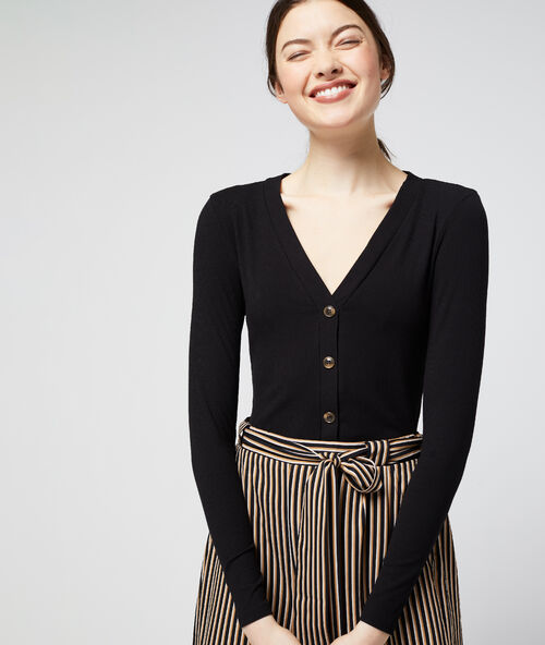 Camiseta escotada y abotonada negro.