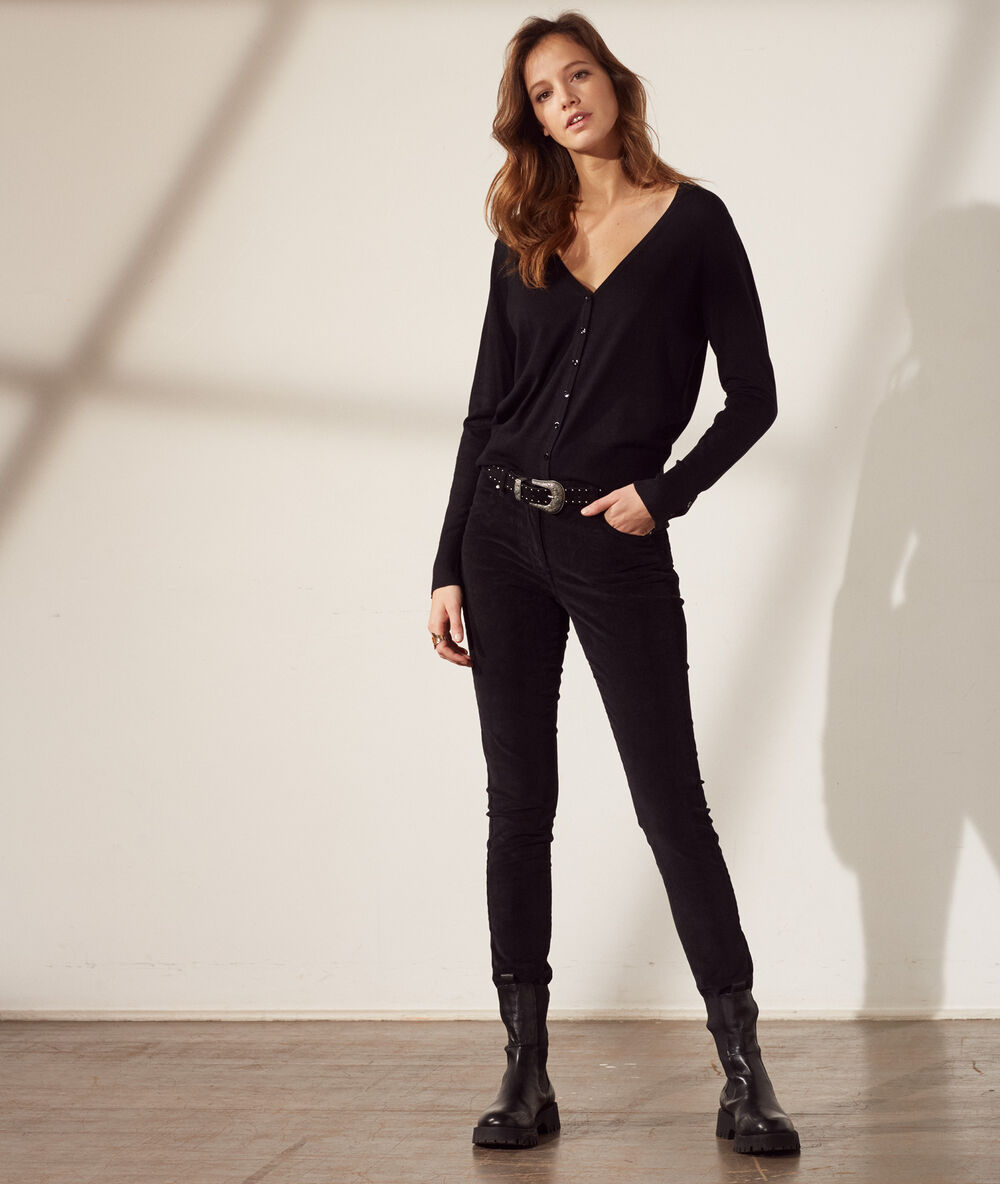 Pantalón estrecho negro.