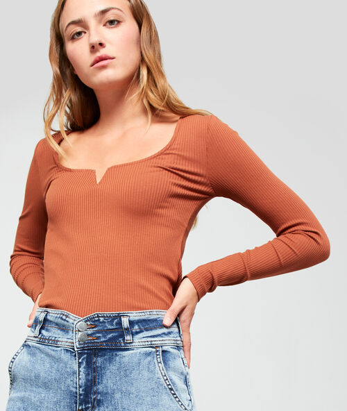 Camiseta acanalada cuello en v sabana.