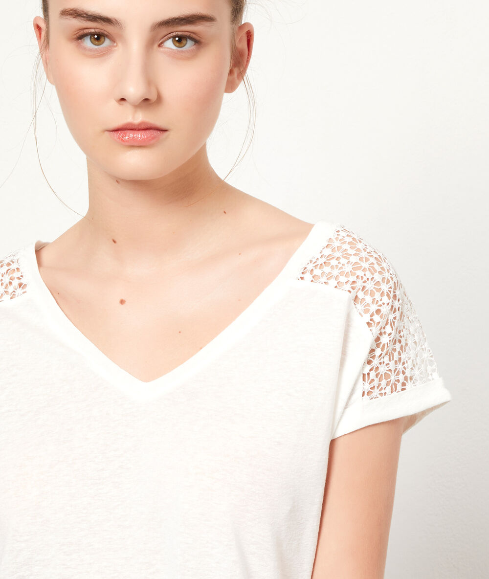 Camiseta detalles de encaje crudo.