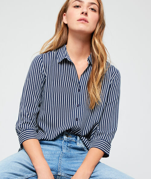 Camisa a rayas azul marino.