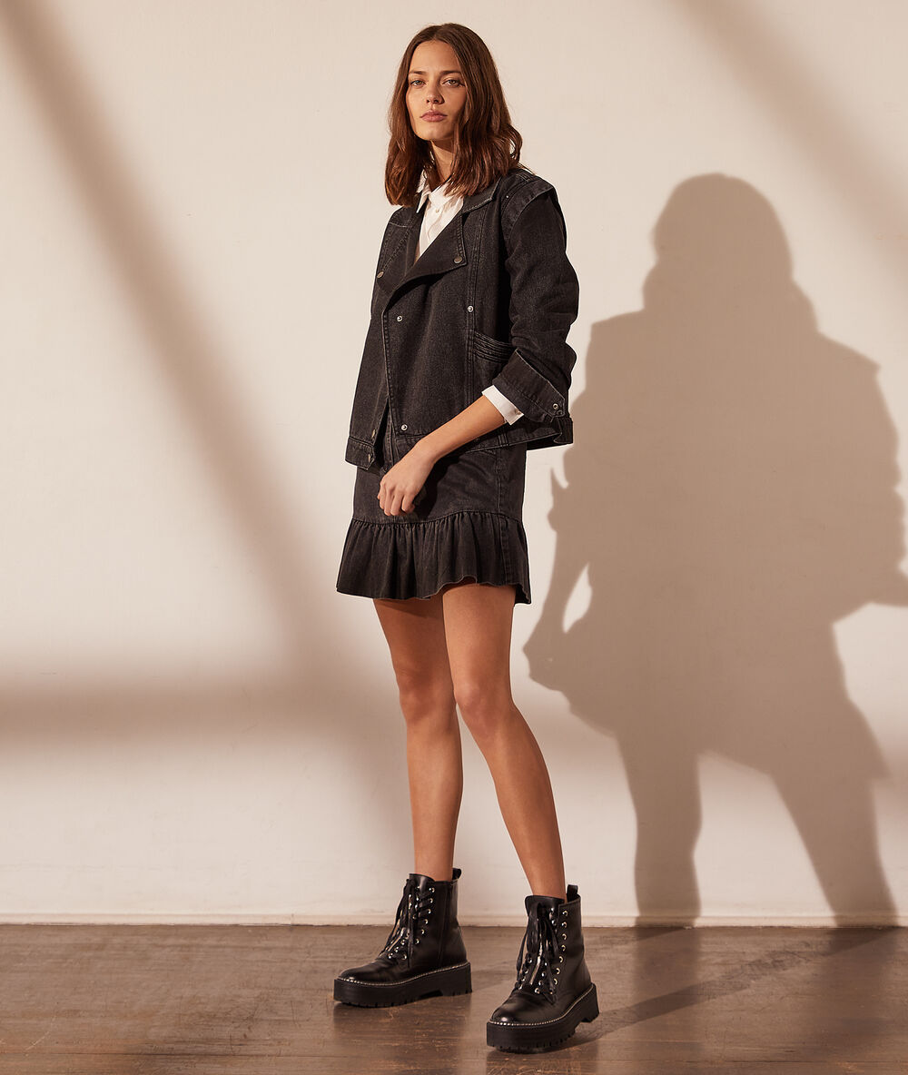 Chaqueta vaquera con hombreras negro.