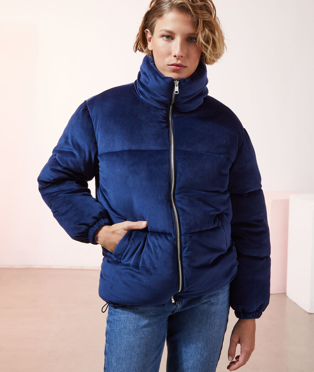 Chaqueta acolchada de terciopelo azul marino.