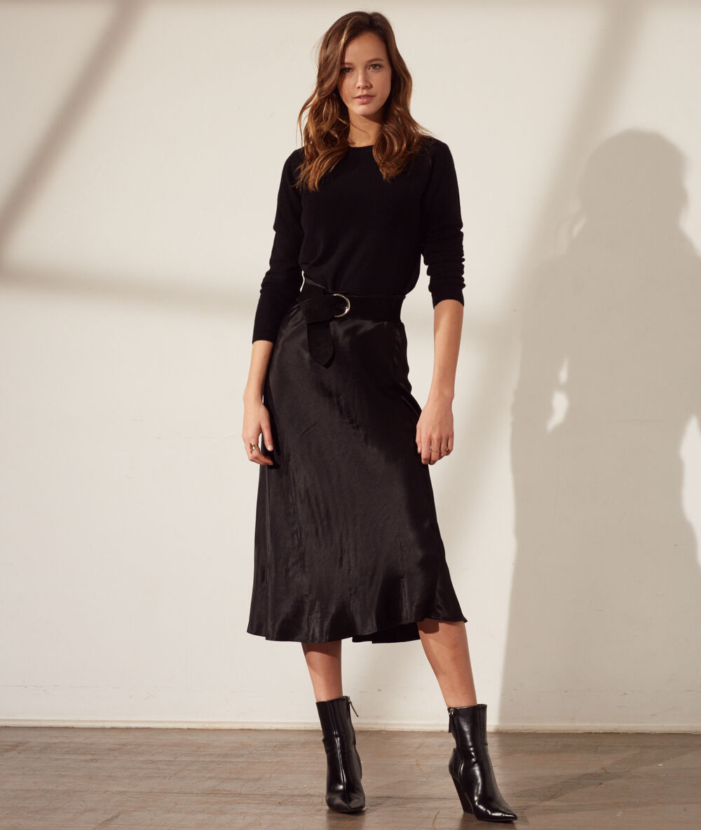Falda midi satinada negro.