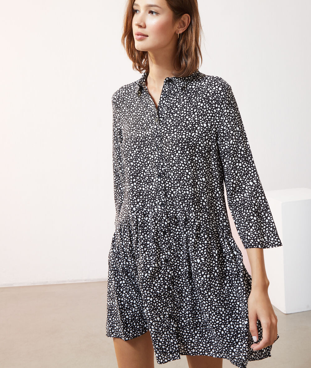 Vestido camisero estampado negro.