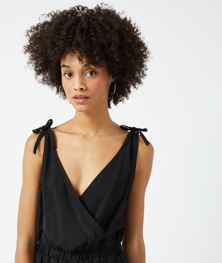 Vestido escote cruzado y tirantes con lazada negro.