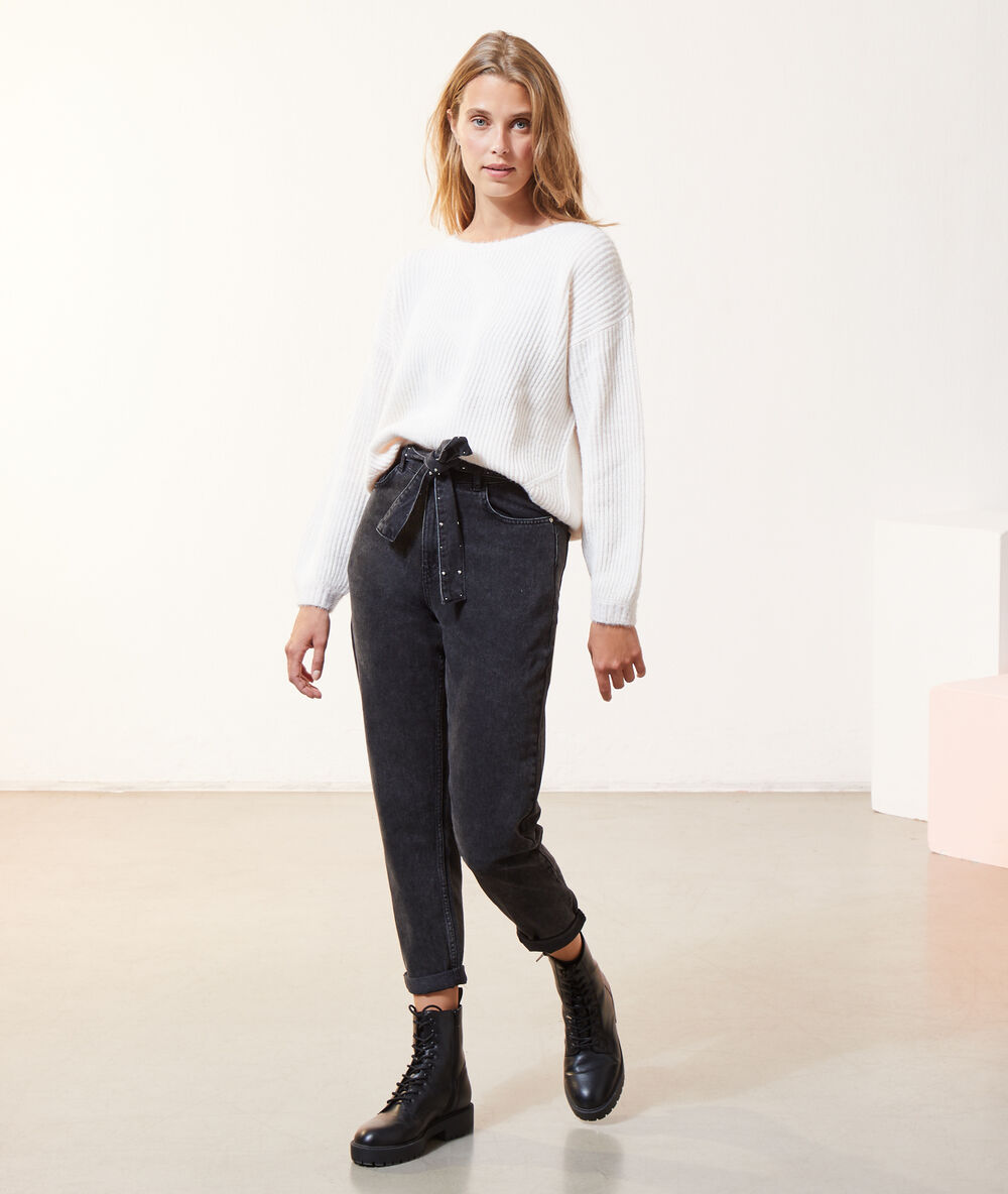 Pantalón vaquero zanahoria negro.