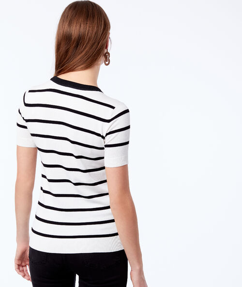 Camiseta de rayas cuello redondo crudo.