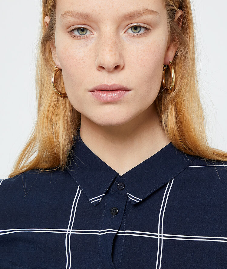Camisa a cuadros azul marino.