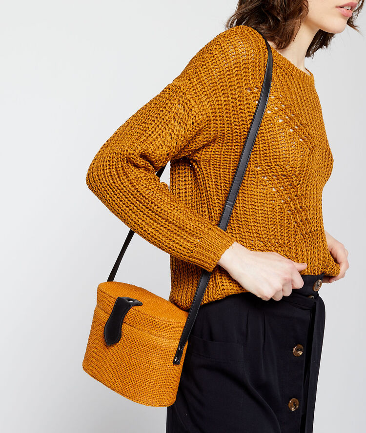 Bolso rígido de rafia ocre.