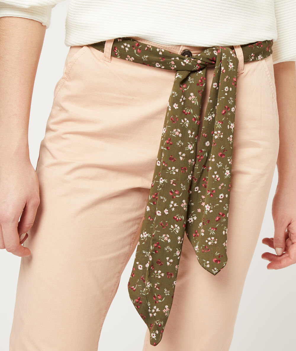 Pantalón recto con cinturón pañuelo maquillaje.