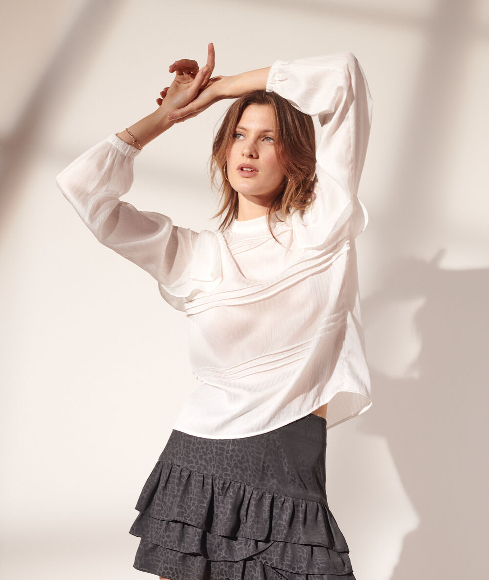 Blusa con volantes crudo.