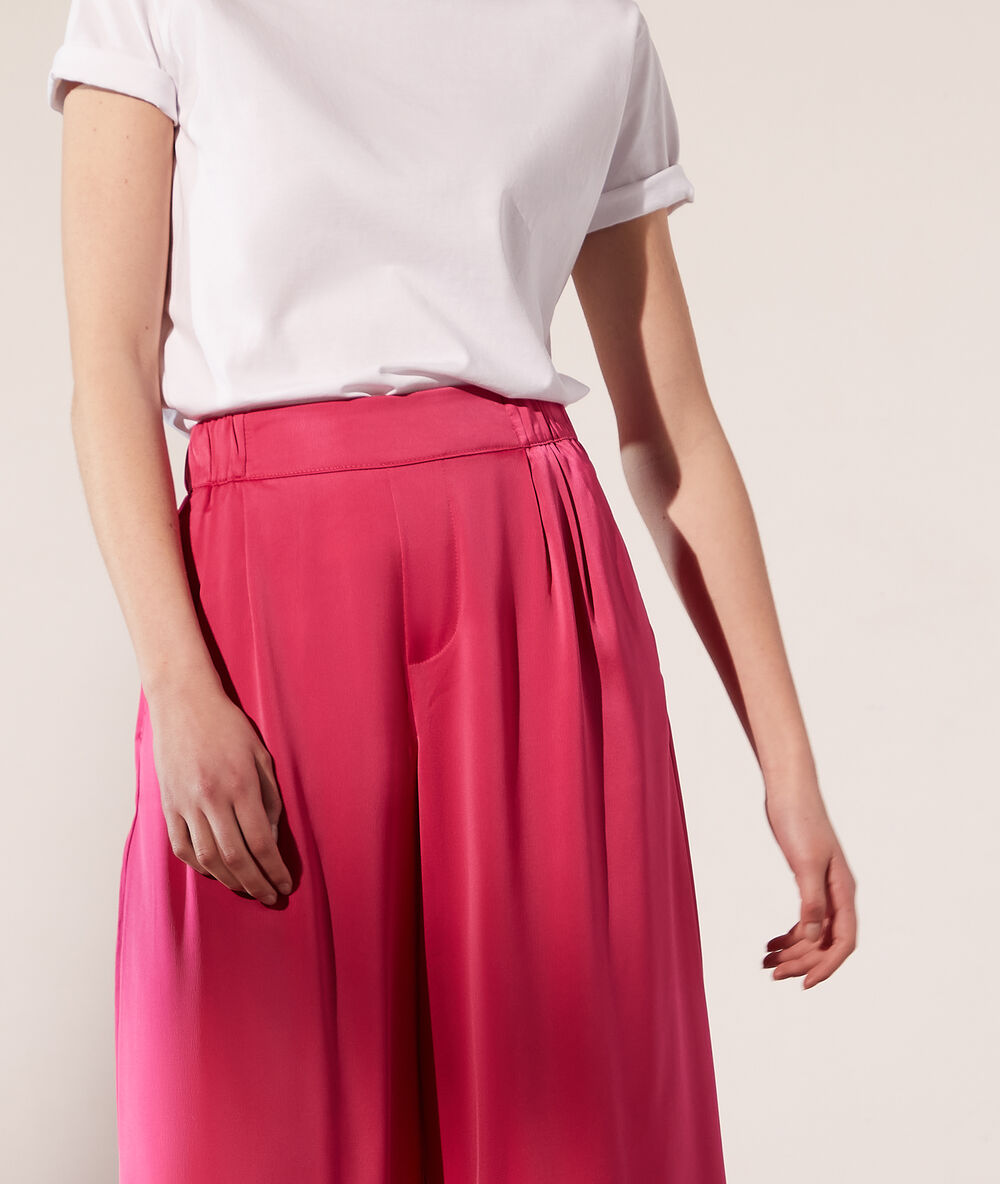 Pantalón ancho satinado rosa.