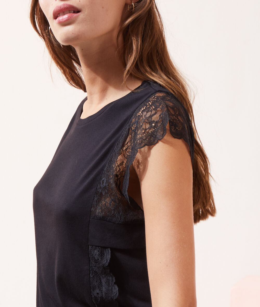 Camiseta con motivos de encaje negro.