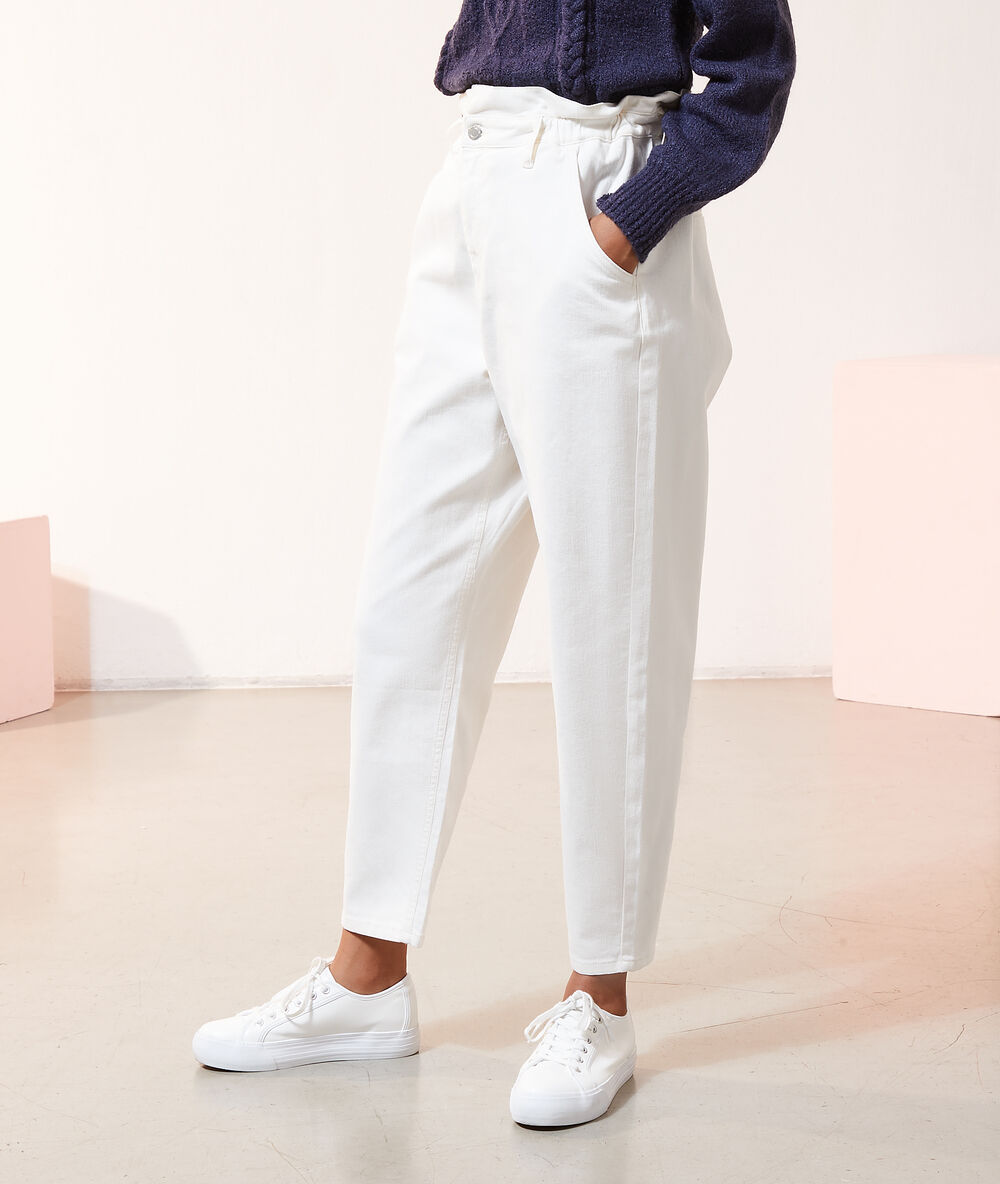Pantalón zanahoria talle alto crudo.