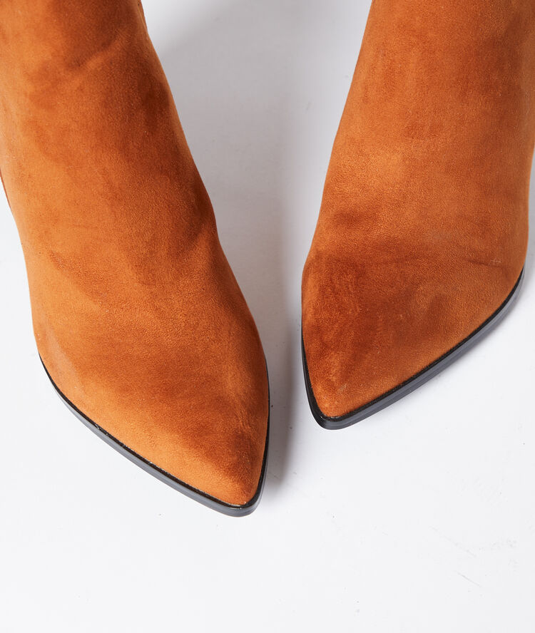 Botines de punta con talón sabana.