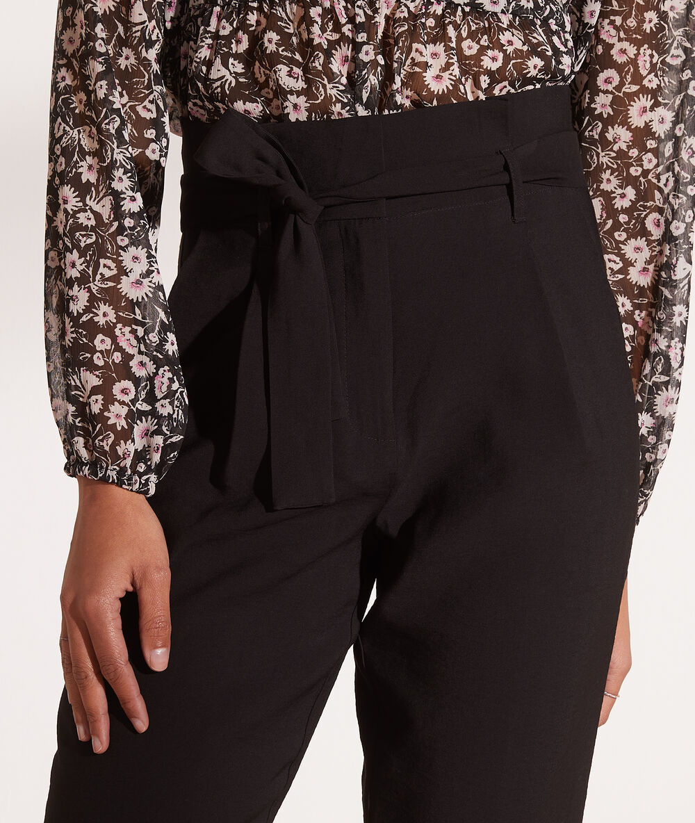 Pantalón zanahoria con lazada negro.
