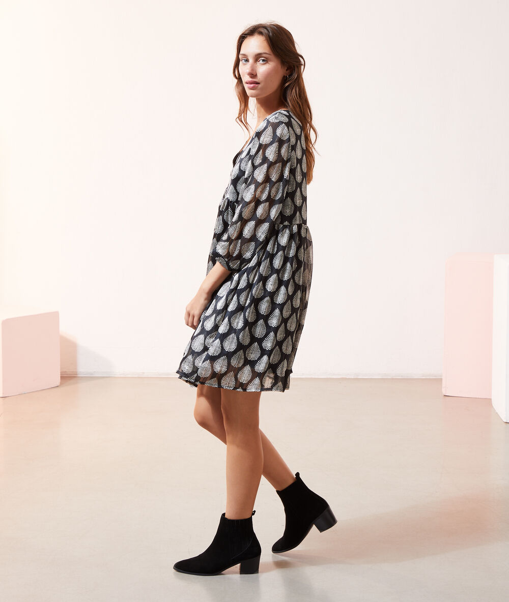 Vestido vaporoso estampado hojas negro.