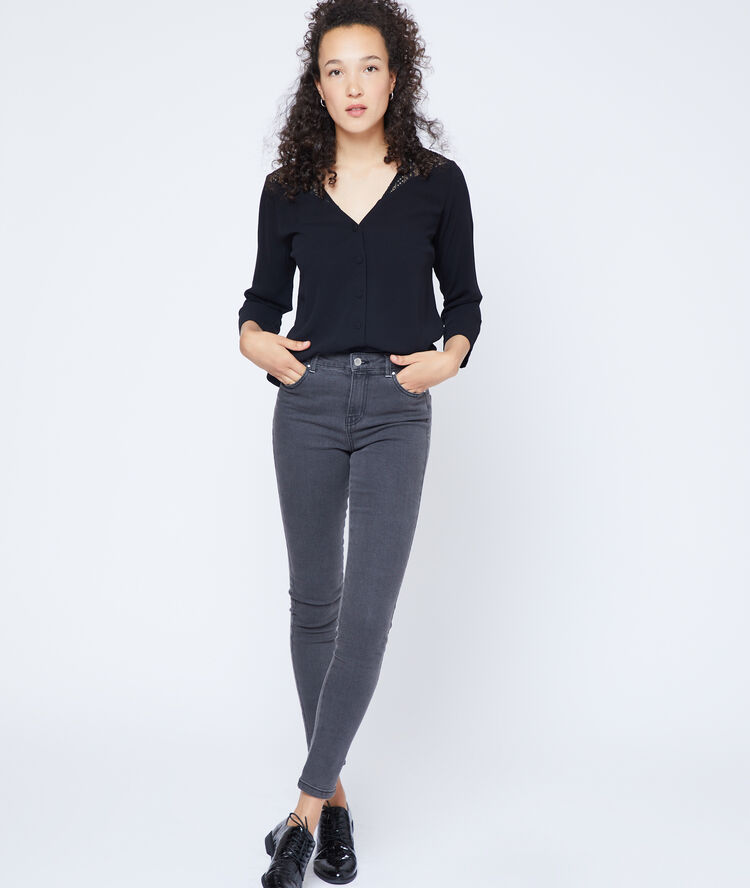 Blusa abotonada de guipur negro.