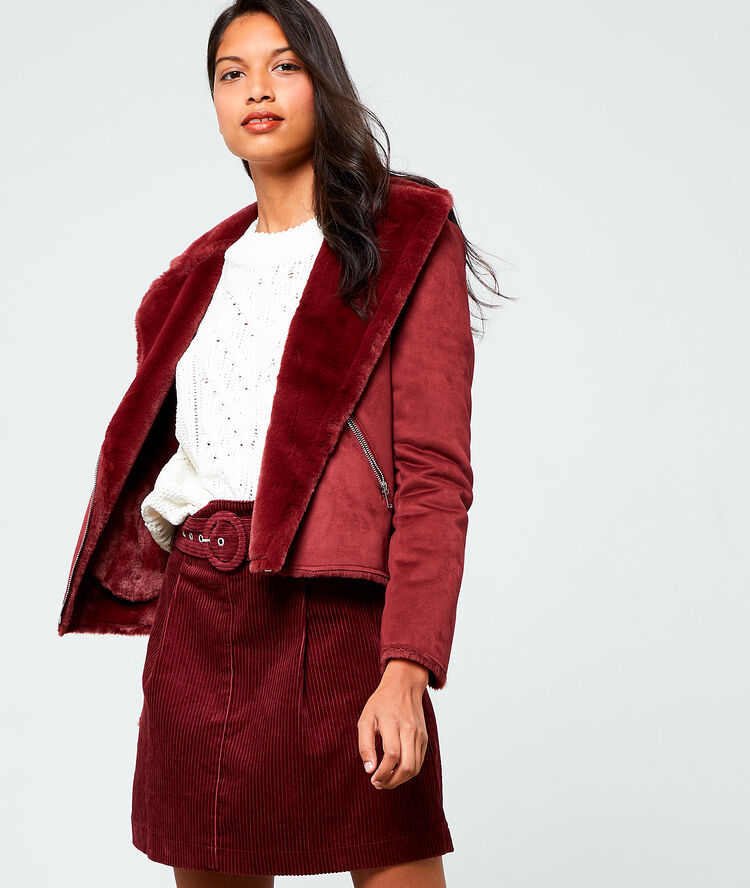 Chaqueta biker con forro rojo.