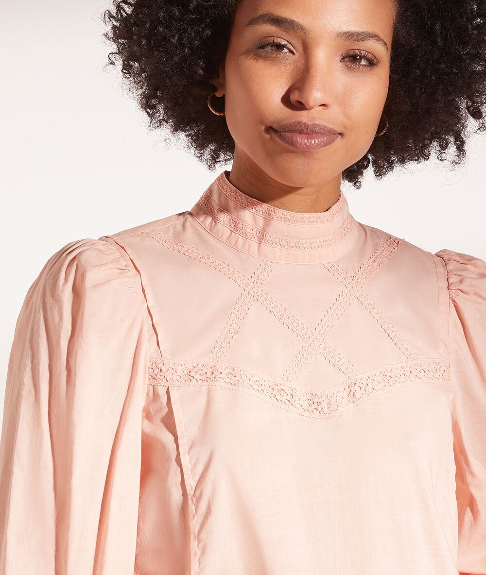Blusa romántica melocotón.