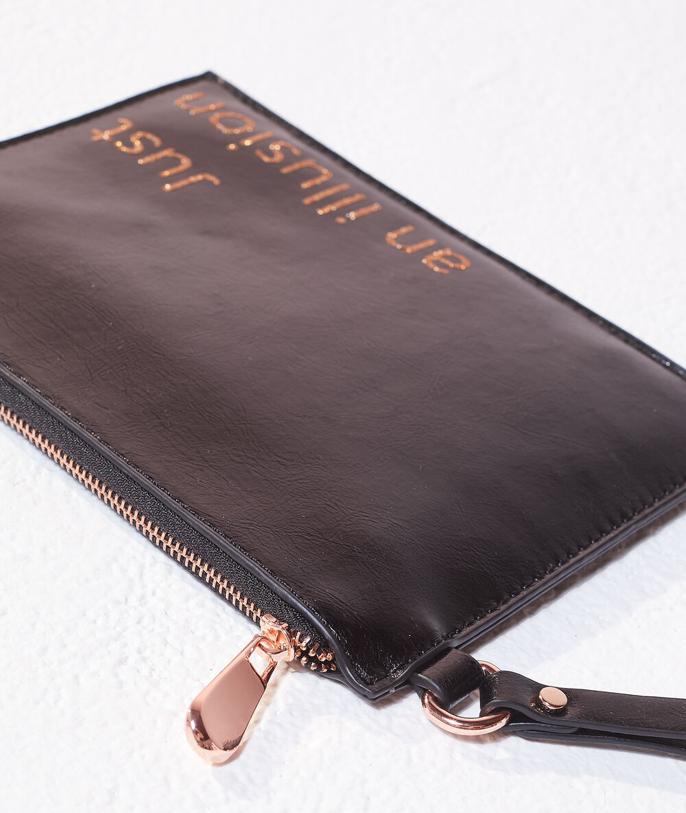 Cartera 'just an illusion' negro.