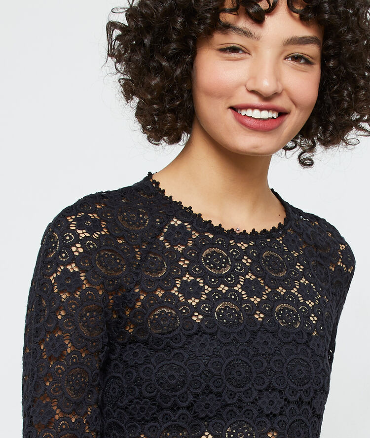 Blusa de encaje negro.